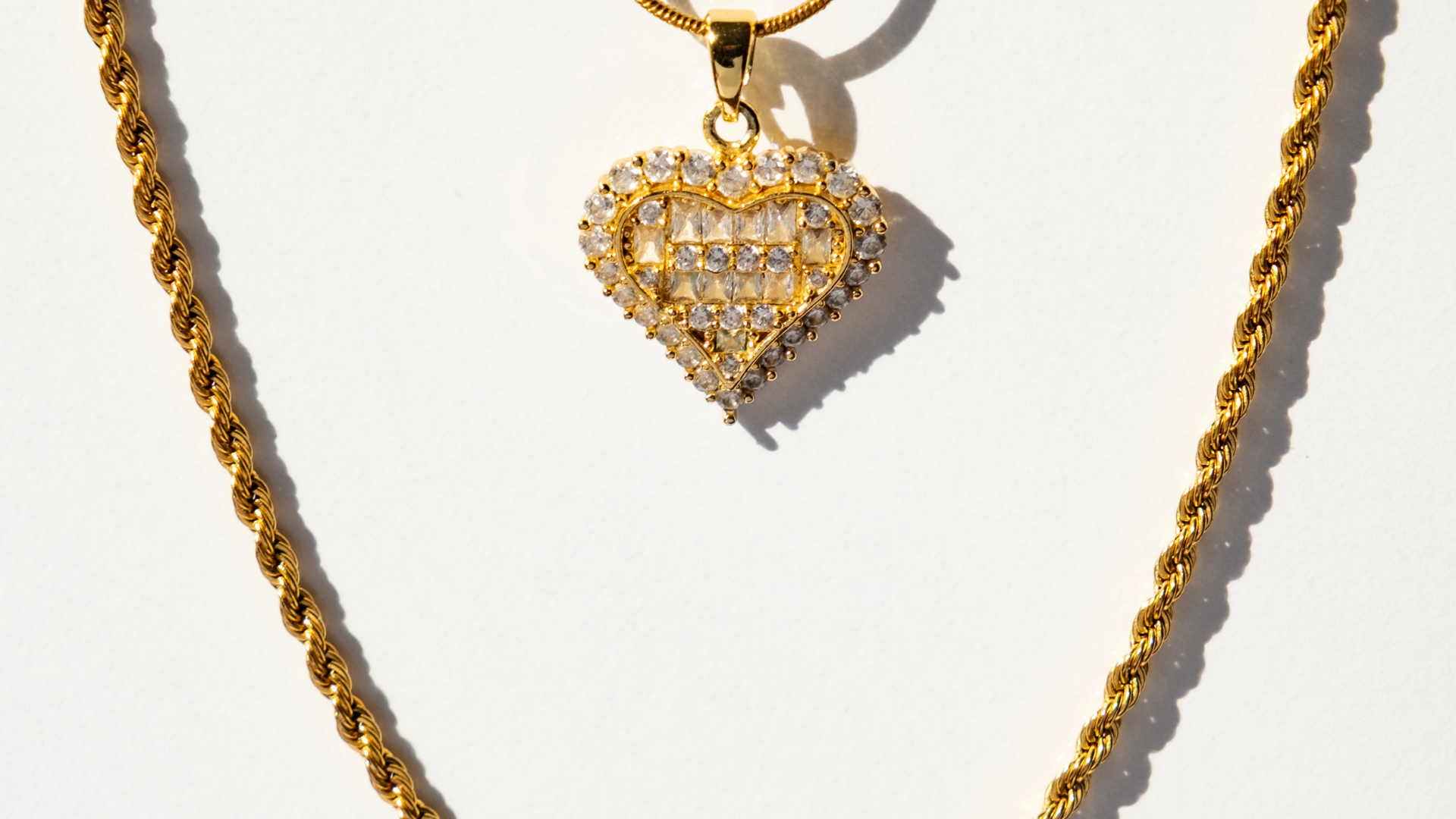 Necklace Worth $2k Snatched Straight Off Man’s Neck in Queens